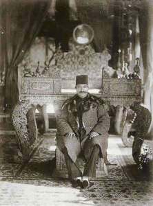 Naser al-Din Shah siedzący na schodach Tronu Słońca, aut. Antoin Sevruguin